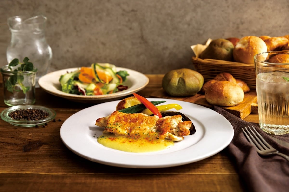 A delightful dish with chicken, spinach, and mushrooms wrapped in a tender chicken breast — ¥1,690 (tax included ¥1,859)