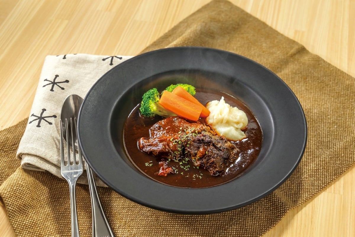 A hearty meal featuring chicken and mushrooms in a tomato-based sauce — ¥1,590 (tax included ¥1,749)