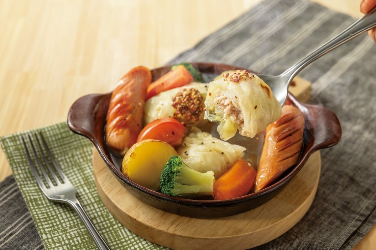 A delightful dish with chicken, spinach, and mushrooms wrapped in a tender chicken breast — ¥1,690 (tax included ¥1,859)