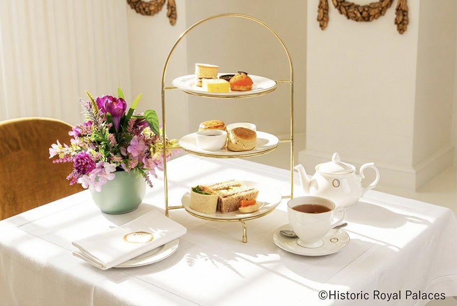 Enjoy the reservation-only Orangery Royal Afternoon Tea set for ¥9,900 (tax included).