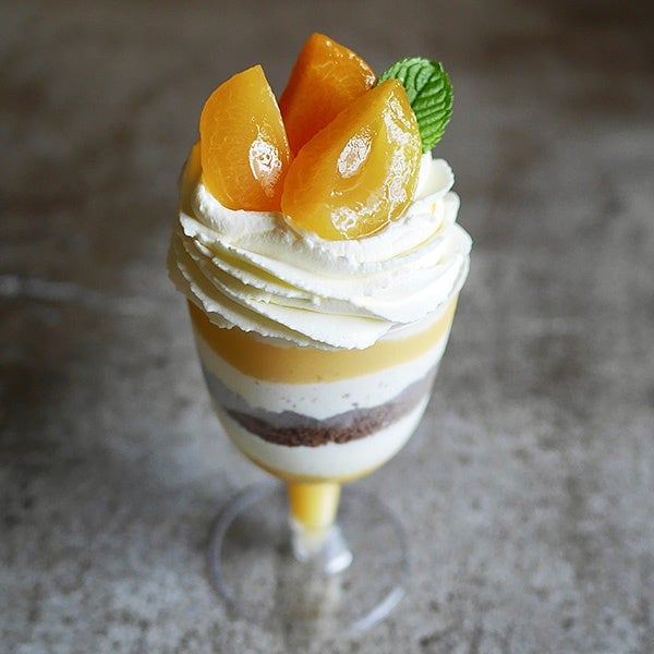 Enjoy the Lemon Curd Eaton Masse Parfait at Ishi Kamakura for ¥990 (tax included).