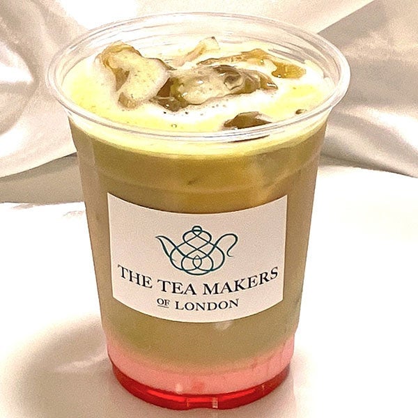 Enjoy the Strawberry Chocolat Milk Tea with Matcha from The Tea Makers of London for ¥891 (tax included).