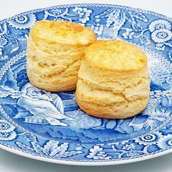Enjoy a classic scone at Cha Tea Tea Ceremony Class for ¥411 (tax included).