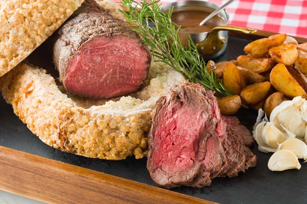 Salt-baked Hokkaido sirloin with Béarnaise sauce and French fries