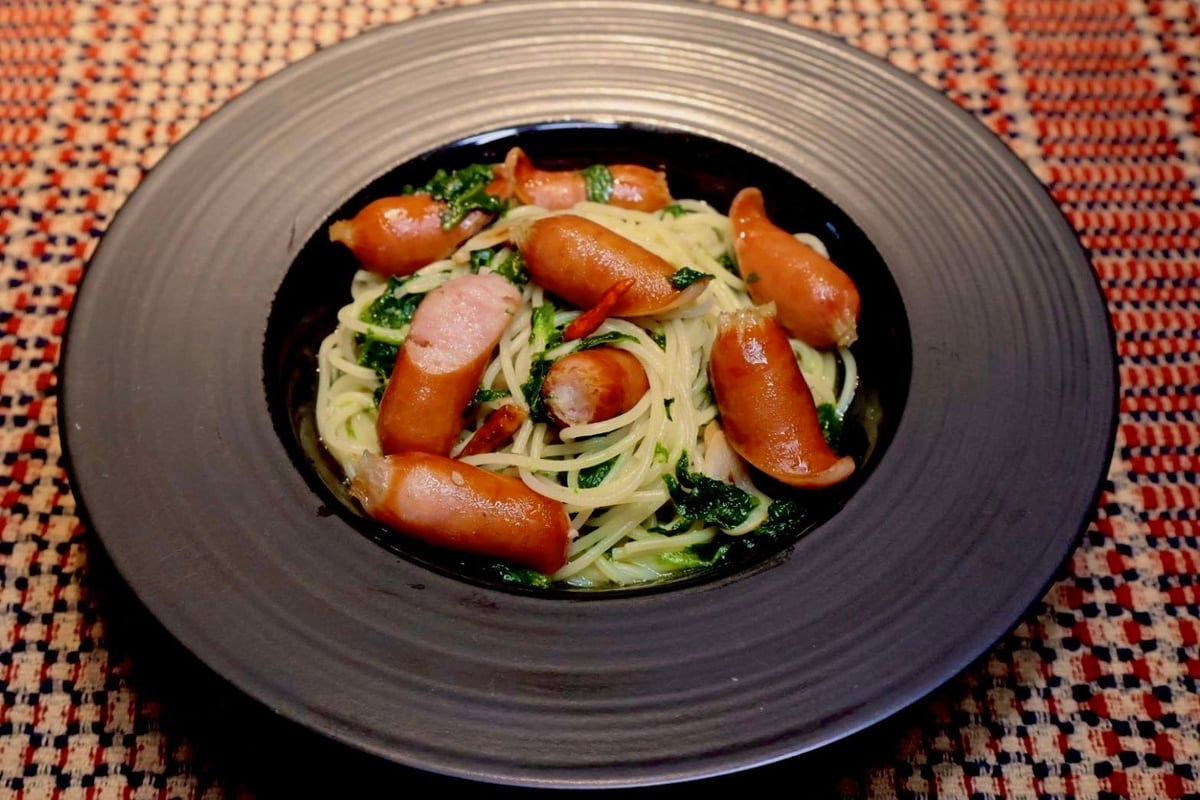 Wiener sausage and spinach peperoncino