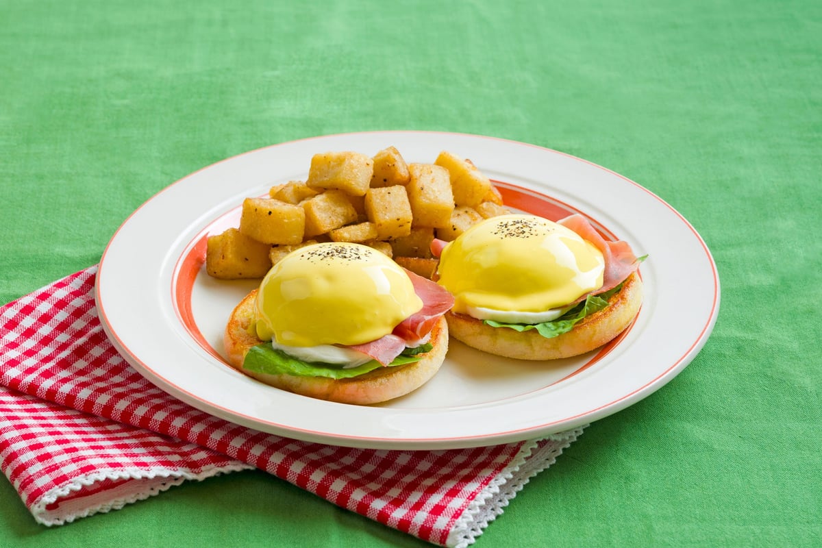Prosciutto and Mozzarella Eggs Benedict — ¥1,770 (tax included ¥1,947)