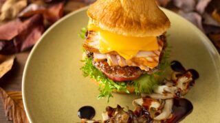 Fuji Marriott Hotel Yamanakako Offers ¥4,000 Seasonal Triple Meat Burger in Yamanashi