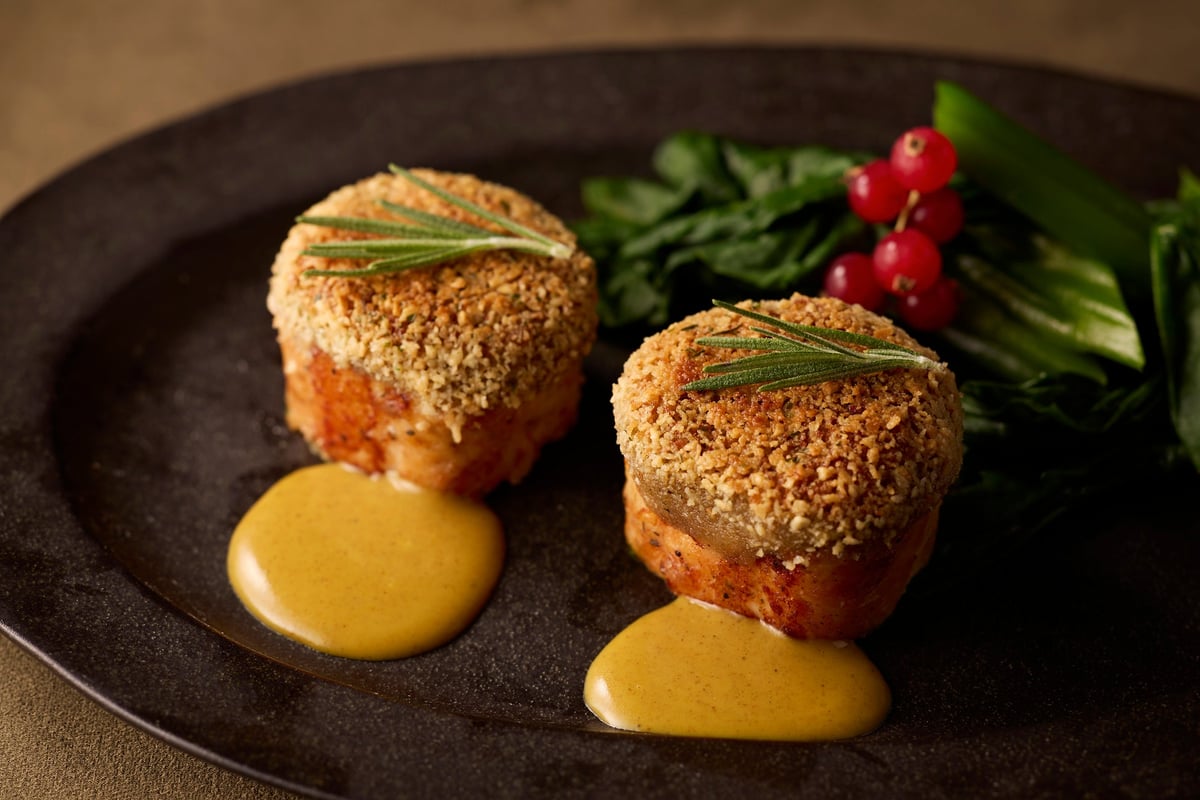 Chiba-grown herb chicken with nut crust and coconut-flavored curry sauce