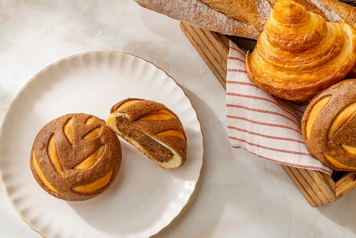 Enjoy the harmony of sweetness and spice with the 'Sablé Croute Curry Bread' priced at ¥400, a delightful treat with a rich flavor profile.
