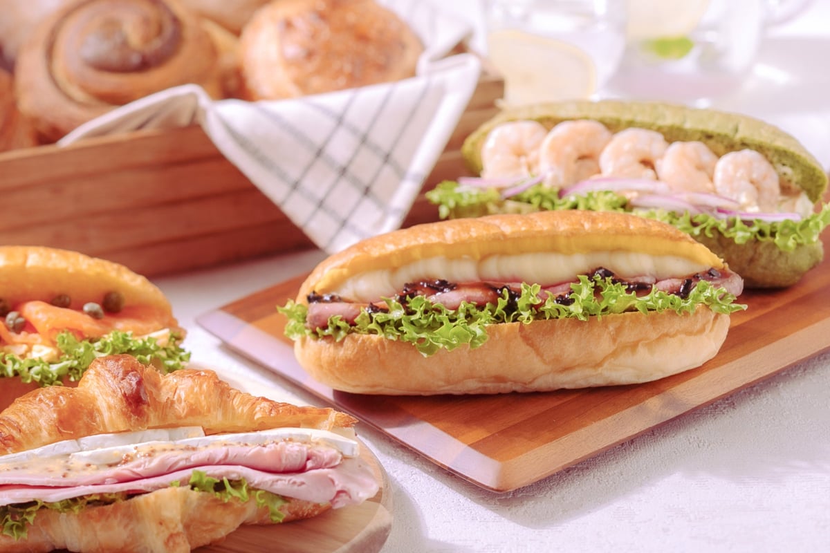 From carefully selected ingredients in special sandwiches to meat dishes suitable for special occasions, the variety of delicatessen items offers something for every taste.