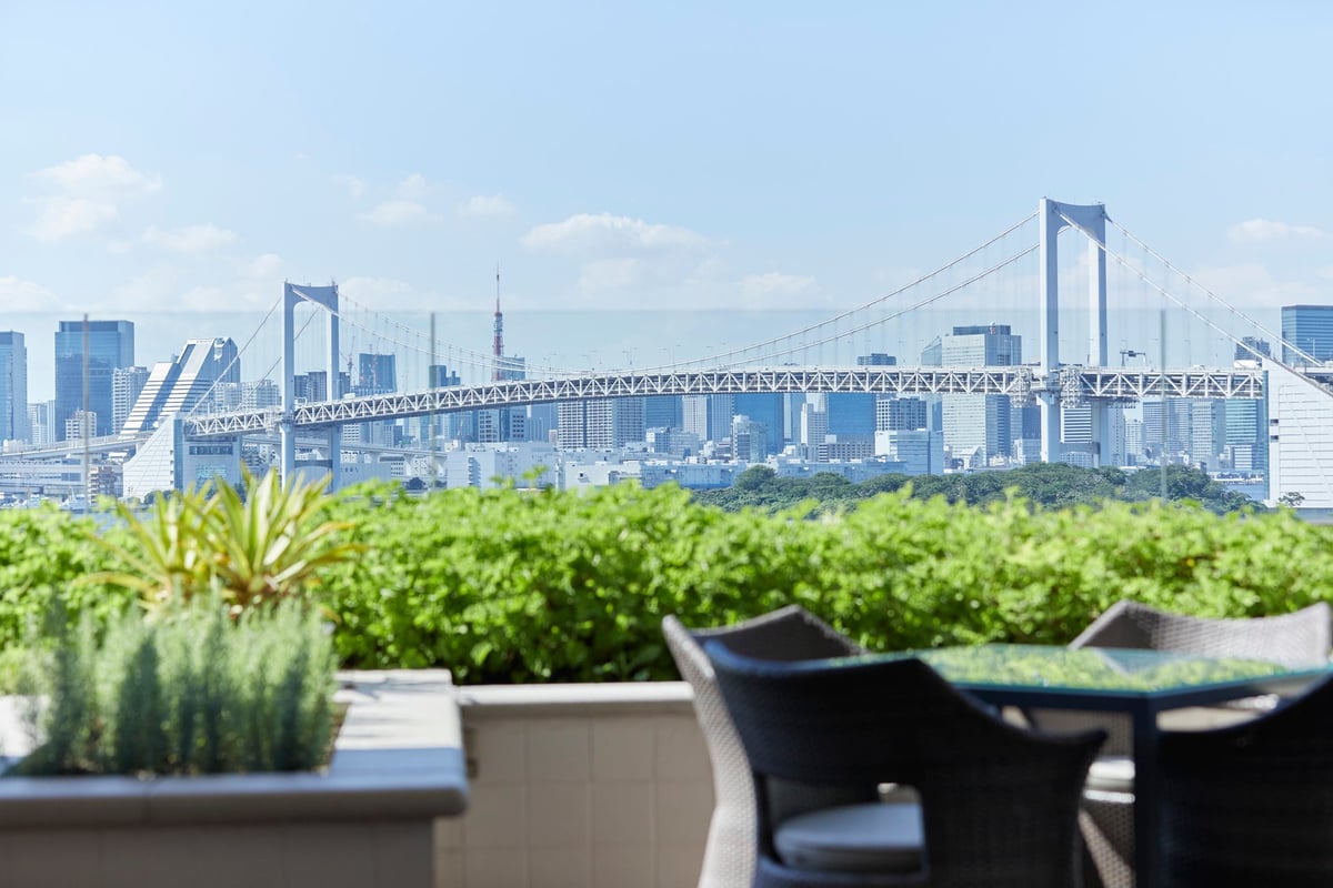 Enjoy the autumn-only afternoon tea with a view of Rainbow Bridge and Tokyo Tower in a spacious setting