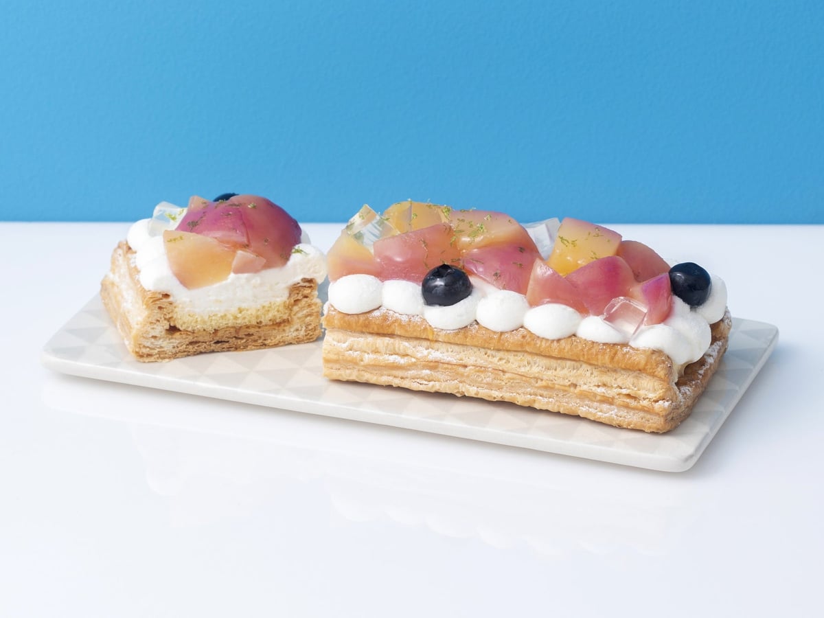 White Peach Pie 1 piece ¥1,944 / Yu-Pie Mu (Gransta Tokyo / B1 Square Zero Area inside the ticket gate)