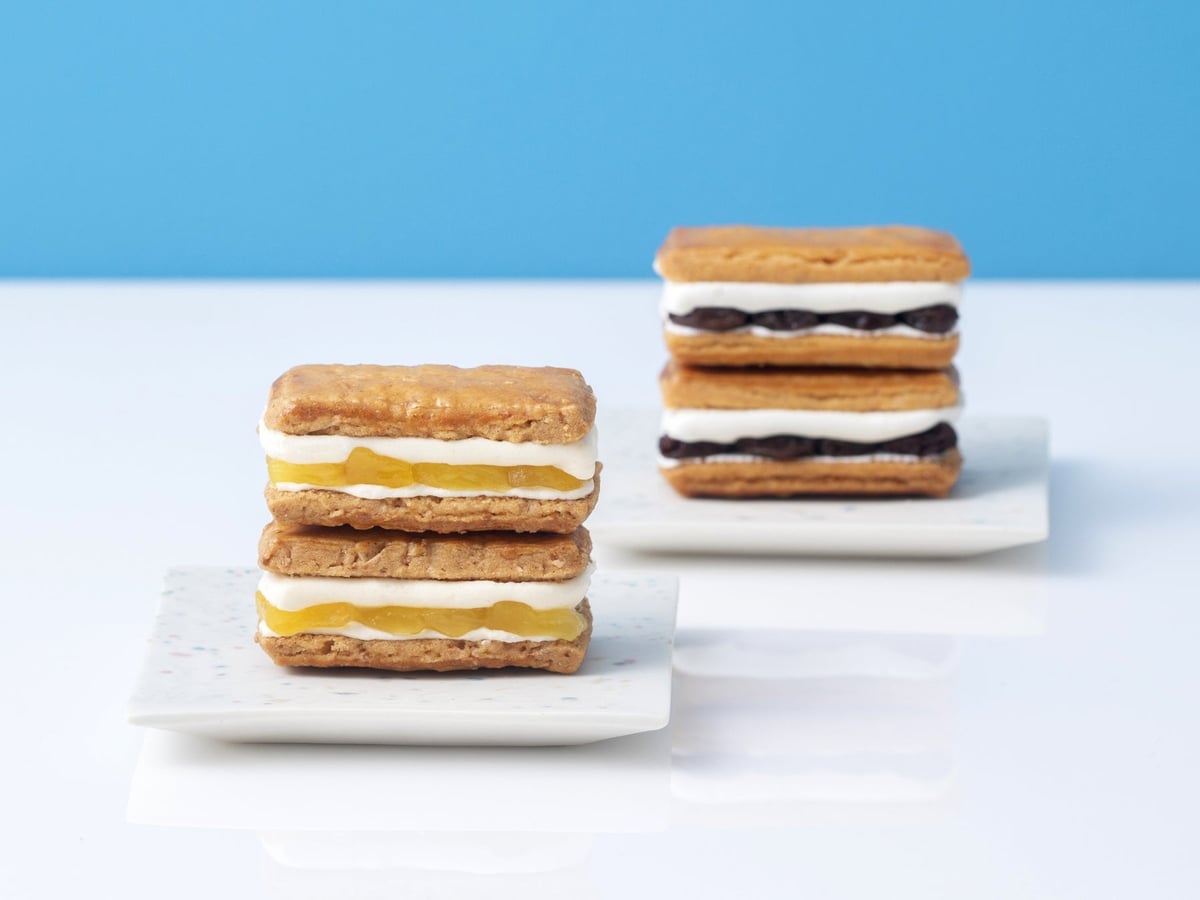 Pineapple Coconut (Pineapple Coconut) 1 box (3 pieces each of Pineapple Coconut and Raisin) ¥2,880 / (NO) RAISIN SANDWICH (Gransta Tokyo / 1F Fukiuke Area inside the ticket gate)