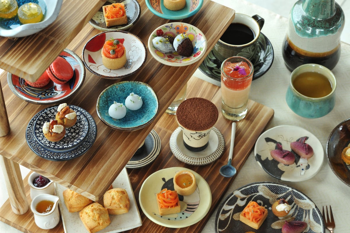 Enjoy adorable Yachimun pottery alongside colorful sweets.