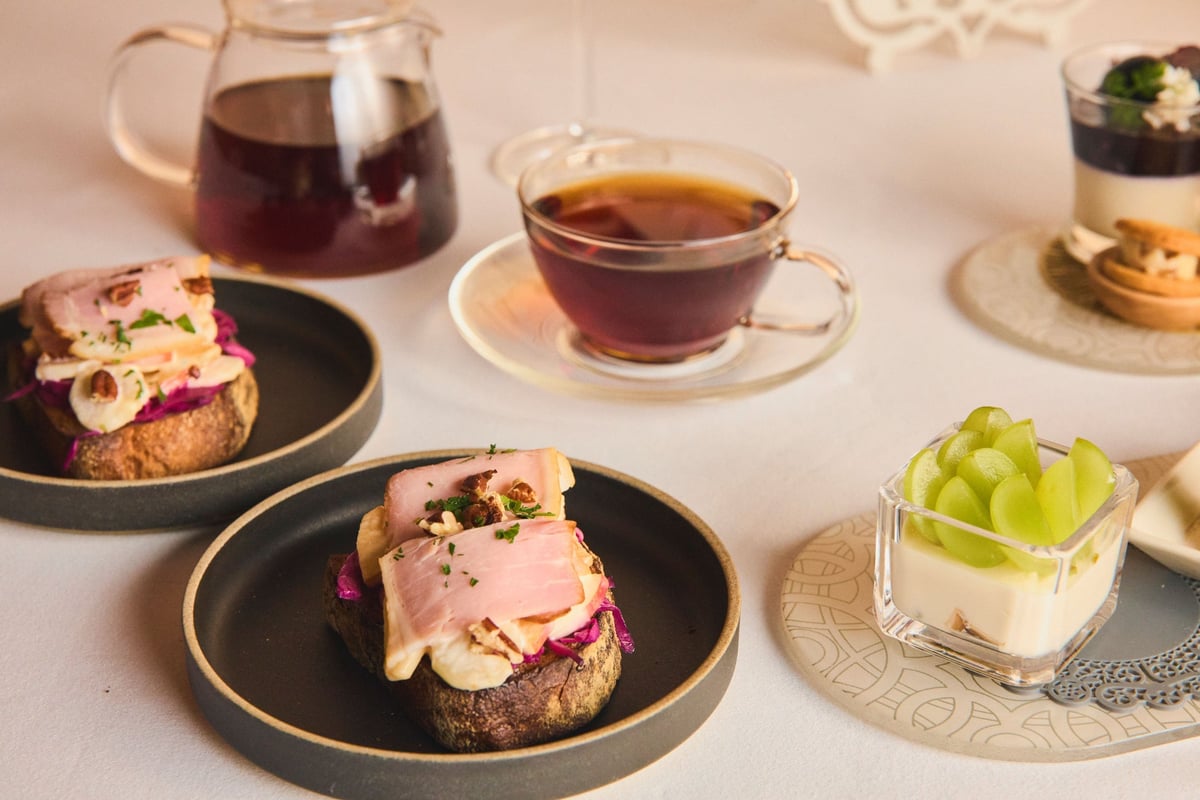 Smoked ham open sandwich and Shine Muscat rare cheese cake