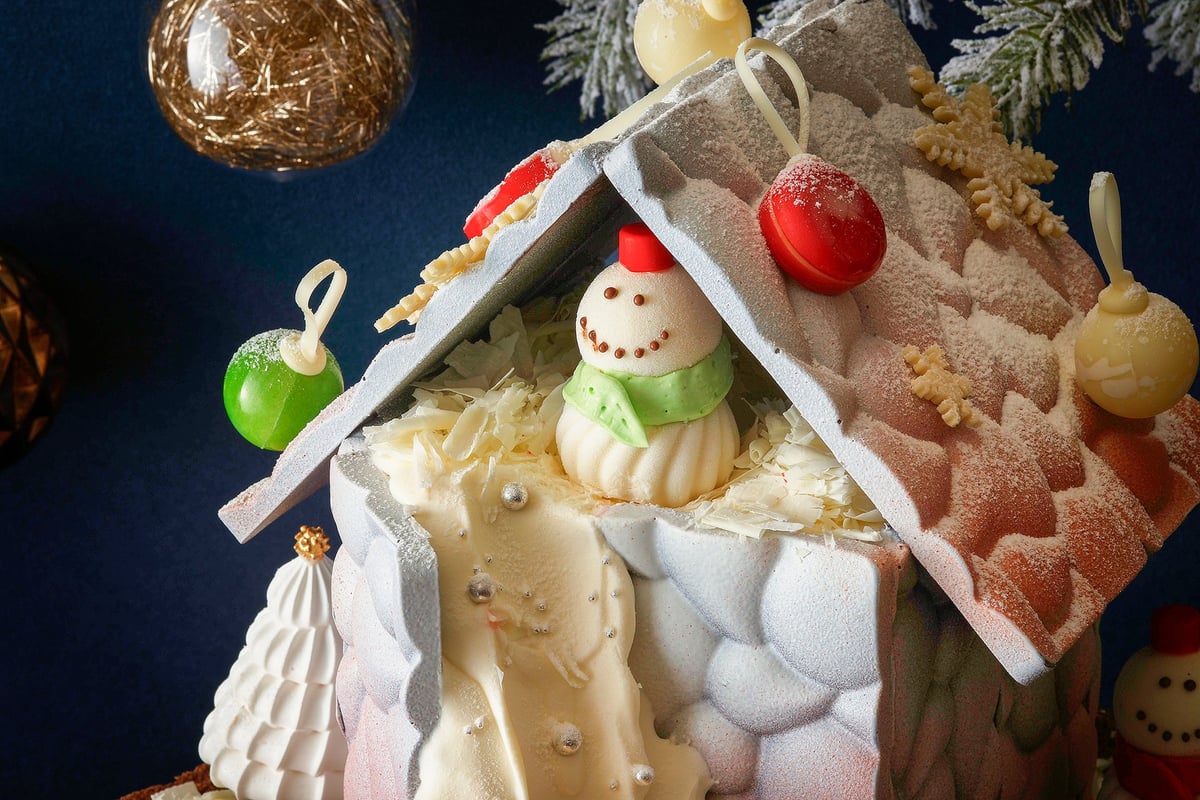 A snowman and a shortcake are hidden inside the house
