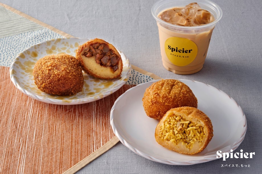 Spiceia's Zehlinsky Collaboration Biryani Bread (right) / Delhi Collaboration Kashmiri Chicken Keema Curry Bread (left) each ¥551 (per piece), Ice Spice Chai ¥651 (per cup), limited to the venue.