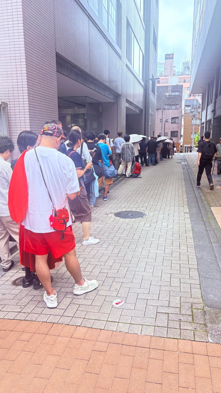 Photo of the queue.