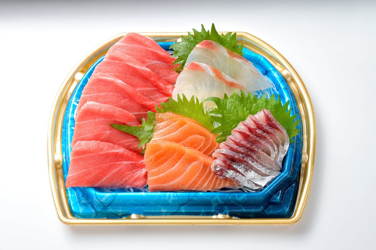 Otokuri Moriawase with plenty of fresh tuna — ¥1,100 (tax included) per pack