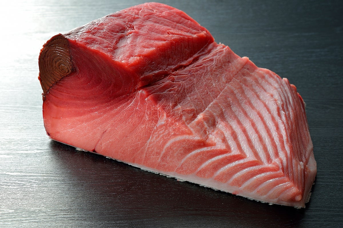 Domestic short-term farmed tuna red meat — ¥700 (tax included) per 100g