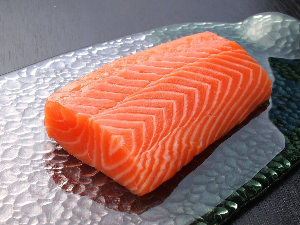 Norwegian Atlantic salmon sashimi block — ¥350 (tax included) per 100g