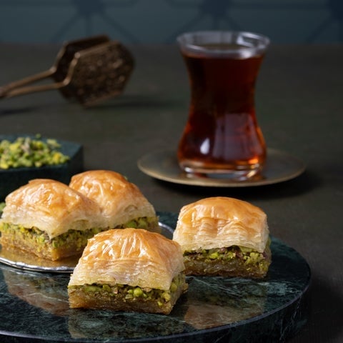 Nadir Gullu Introduces Cold Pistachio Baklava and divan Dubai Chocolate at Shinjuku Takashimaya