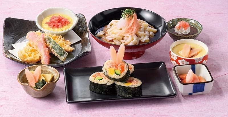 ◆Iwashita no Shinsyouga Gozen ¥1,690 (tax included ¥1,859) features udon, sushi rolls, crispy tempura, and desserts, all packed with the charm of fresh ginger.