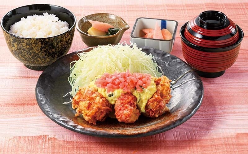 ◆Iwashita no Shinsyouga Karaage Tartar Teishoku ¥1,190 (tax included ¥1,309) is a popular classic with fried chicken topped with special tartar sauce and colorful Iwashita ginger.