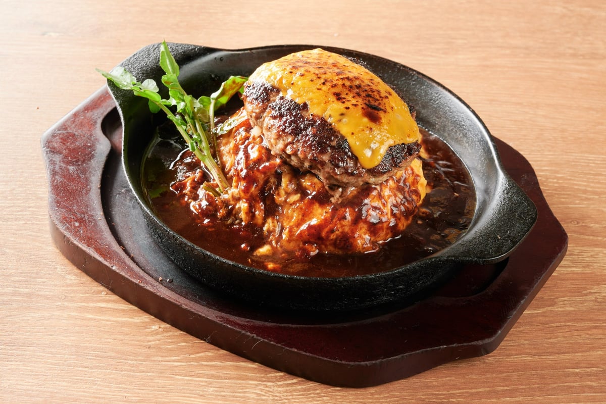 Cheese Hamburger Omelette Rice — ¥1,690 (tax included)