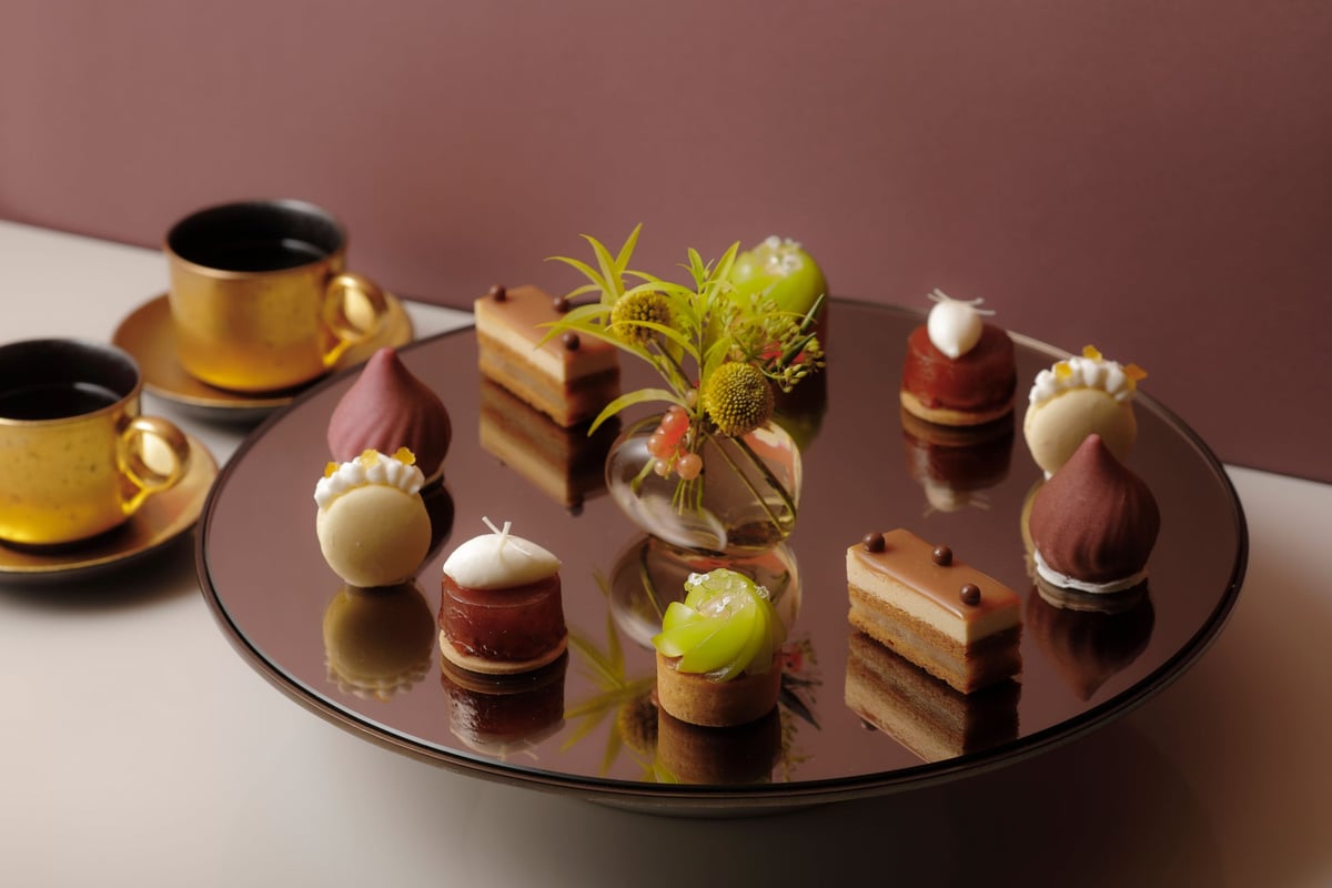 Assorted Sweets: ■Shine Muscat Tart ■Fig Mousse ■Yuzu Macaron with Yuzu Confiture ■Red Apple Tatin ■Pear and Caramel Milk Chocolate Cake - Biwa Leaf Jasmine, Chiba