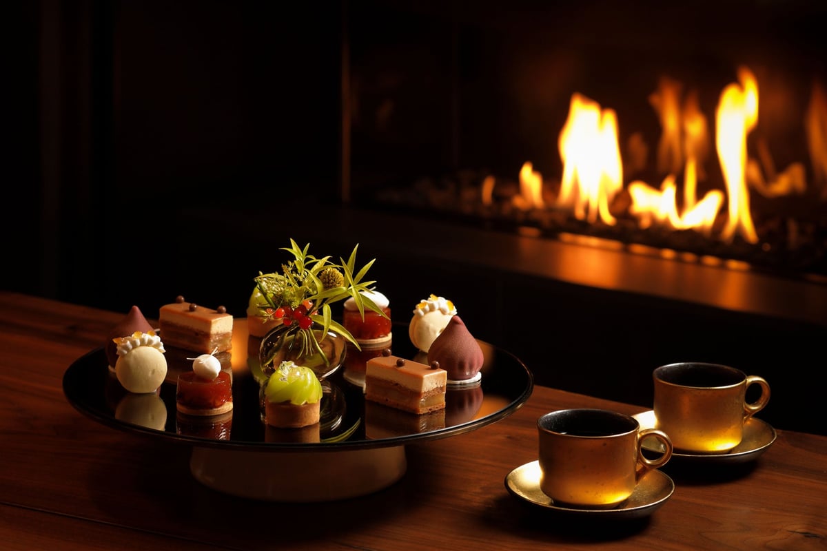 Assorted Sweets: ■Shine Muscat Tart ■Fig Mousse ■Yuzu Macaron with Yuzu Confiture ■Red Apple Tatin ■Pear and Caramel Milk Chocolate Cake - Biwa Leaf Jasmine, Chiba