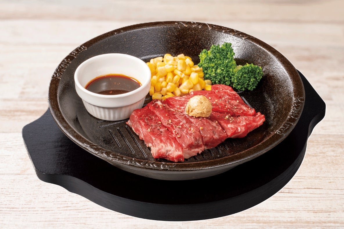 Enjoy the Wild Juicy Steak (110g) for ¥980 (tax included).