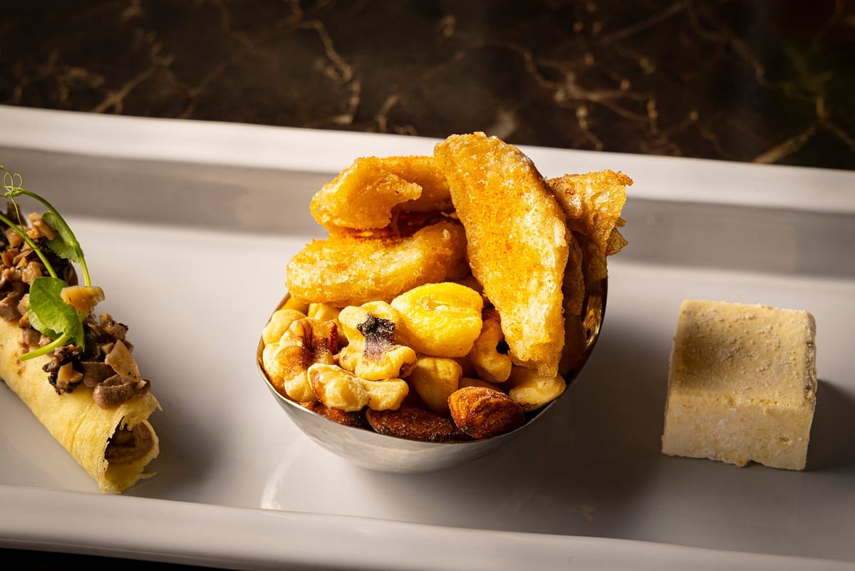 Plant-based chips with mixed nuts