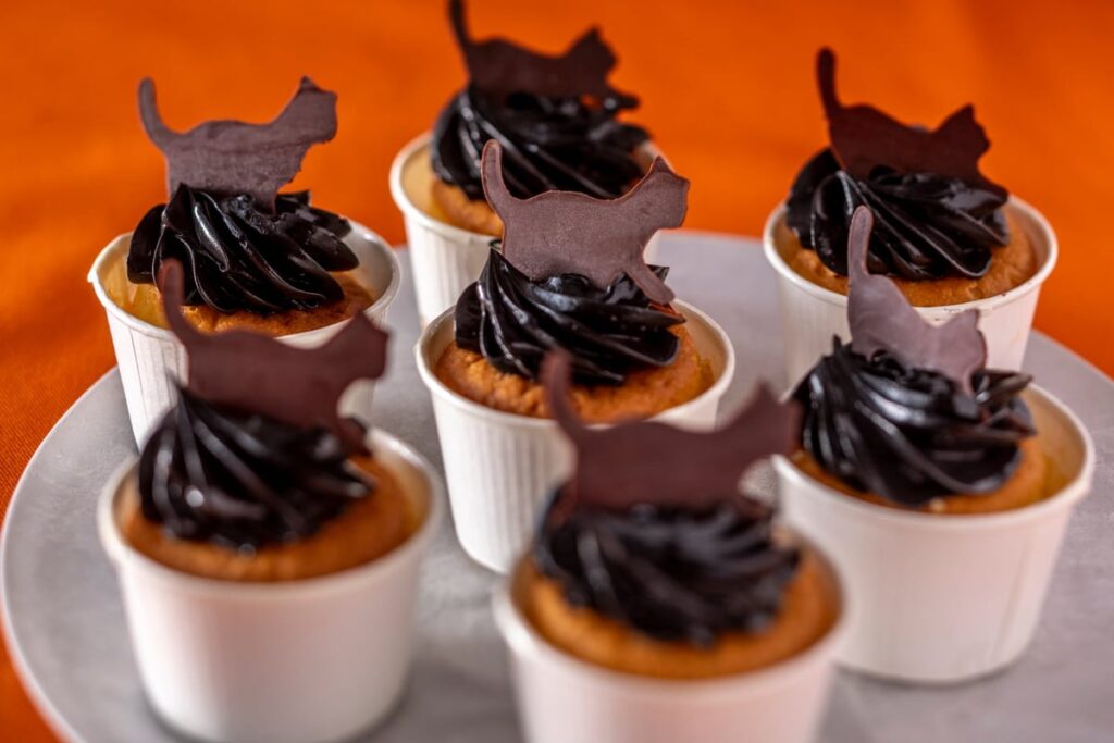 [Dinner only] Black cat cupcake — ¥480 (tax included).