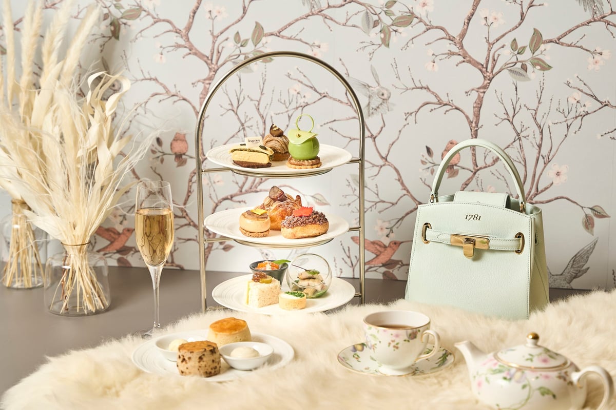On the 1st floor at The Lobby Lounge, enjoy the British Afternoon Tea with Asprey for ¥8,500 (tax included).