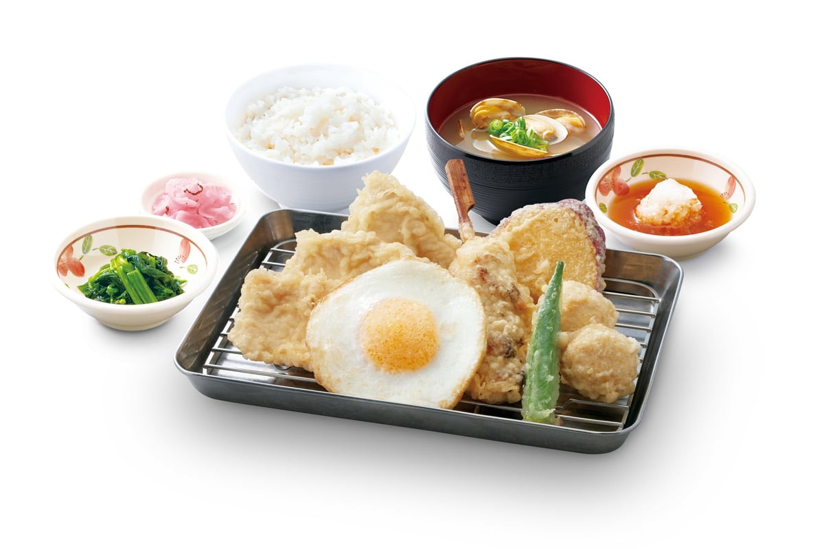 The Otsukimi Tempura Assortment is available for ¥890 (tax included).