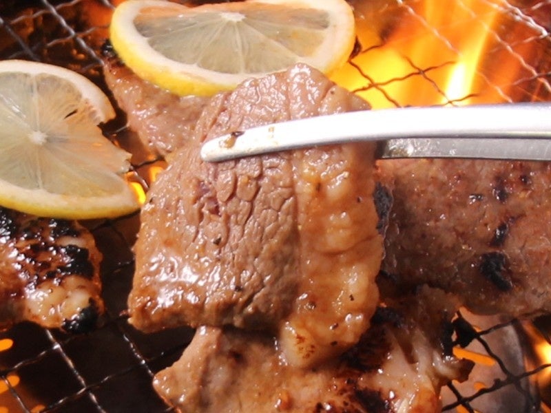 'Bite-sized Beef Roast Steak - with Refreshing Lemon Sauce - (Weekend Lunch & Dinner Only)' Perfect for summer BBQ with a tangy lemon flavor that enhances the meat's umami! Grilled to perfection on our roaster! *Lemon in the photo is not provided. For illustration only.