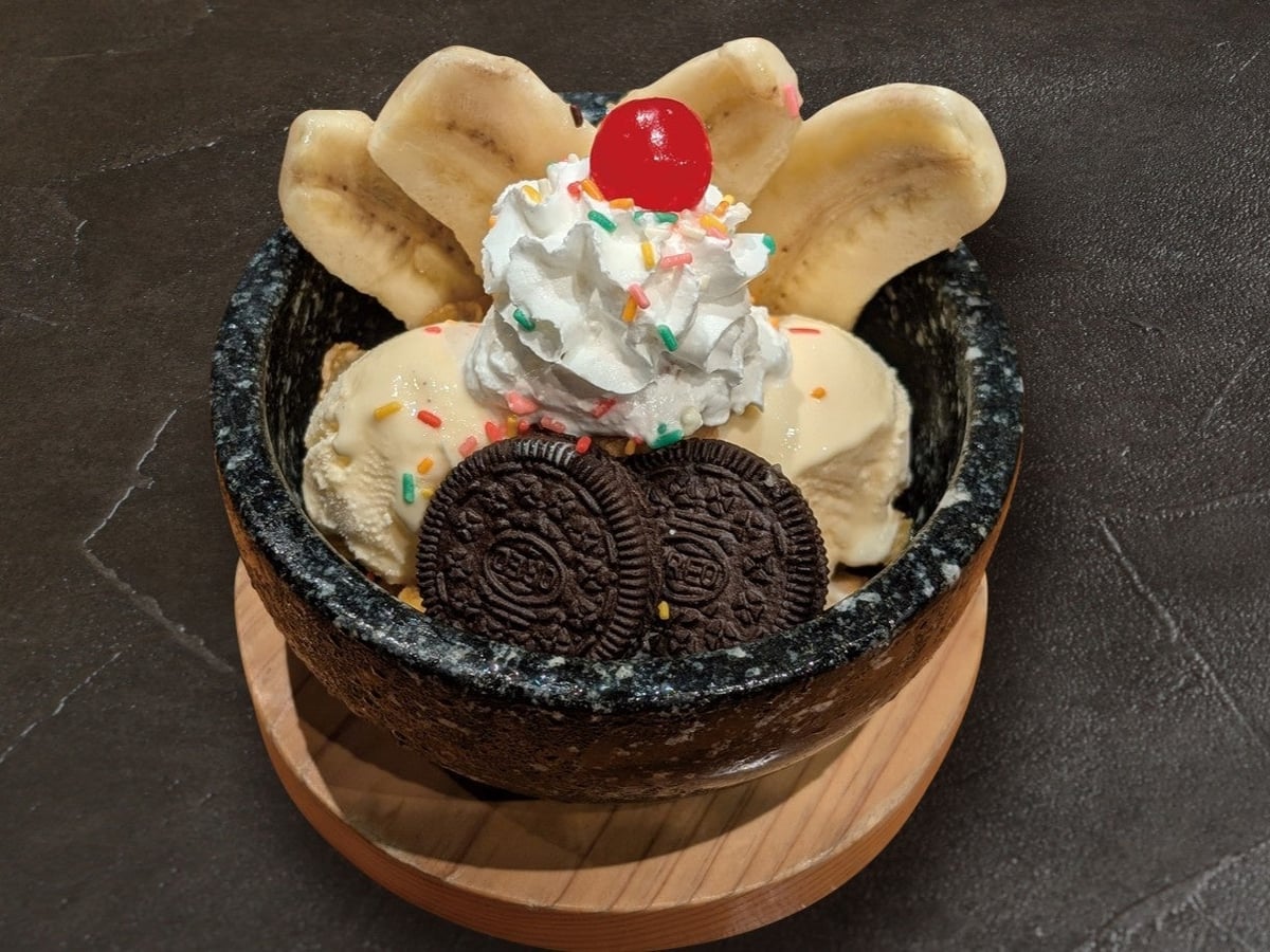 Peanut Banana Stone Ice — ¥880 (tax included)