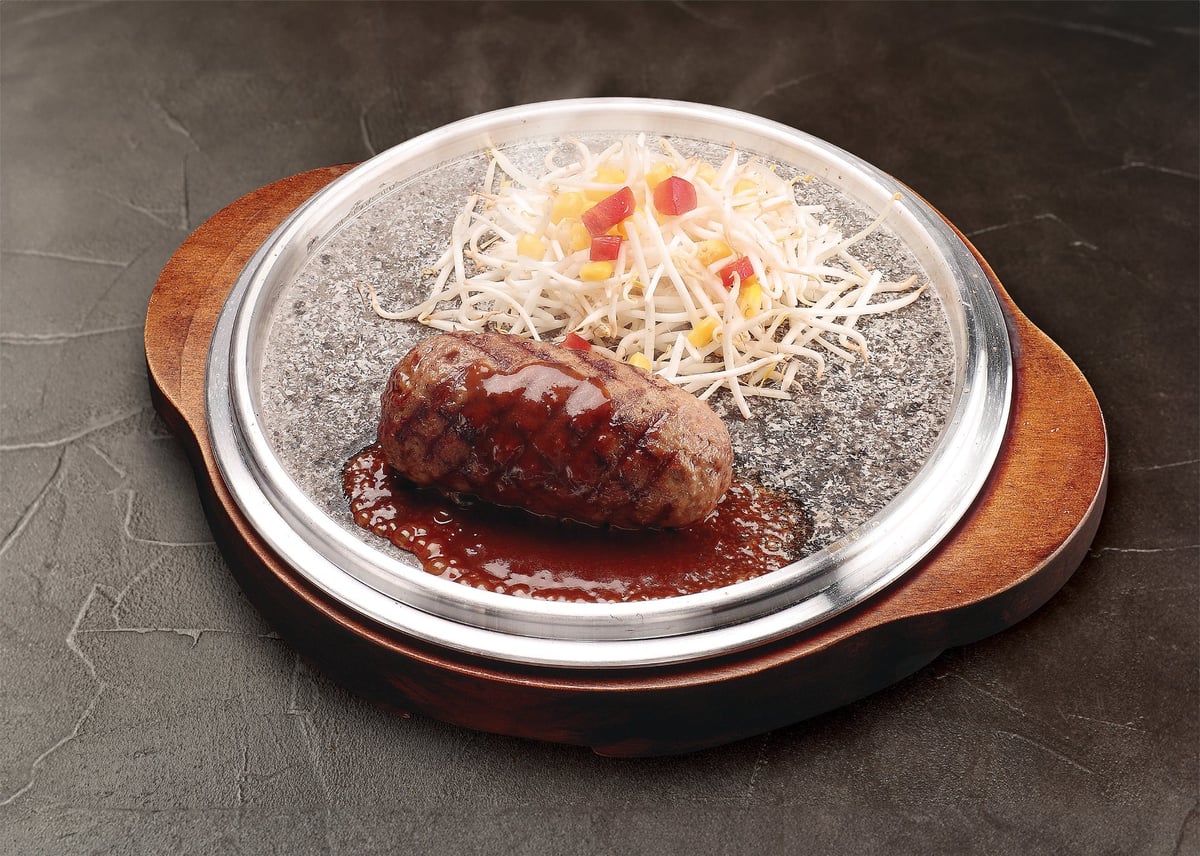 Stone-Grilled Hamburger — ¥2,480 (tax included)