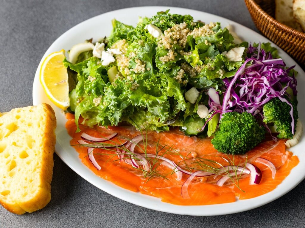 Salmon, Kale, and Quinoa Green Salad — ¥2,300 (tax included ¥2,530)