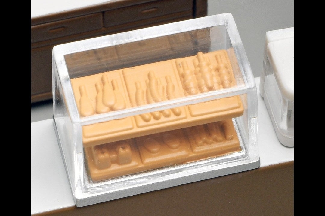 Hot snack corner items are also precisely reproduced.