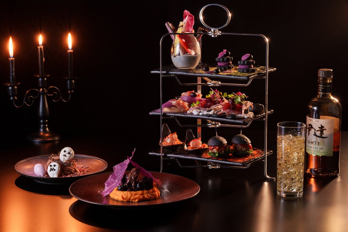 Seasonal High Tea -Black＆Purple- at Lounge & Bar Horizon on the 26th floor for ¥8,000 (tax included)