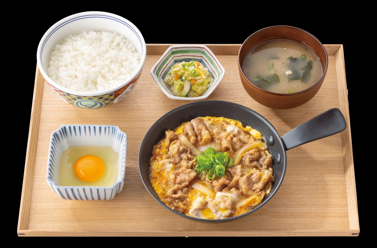 Yoshinoya Launches Seasonal Tsukimi Beef Bowls with Free Extra Rice in Japan