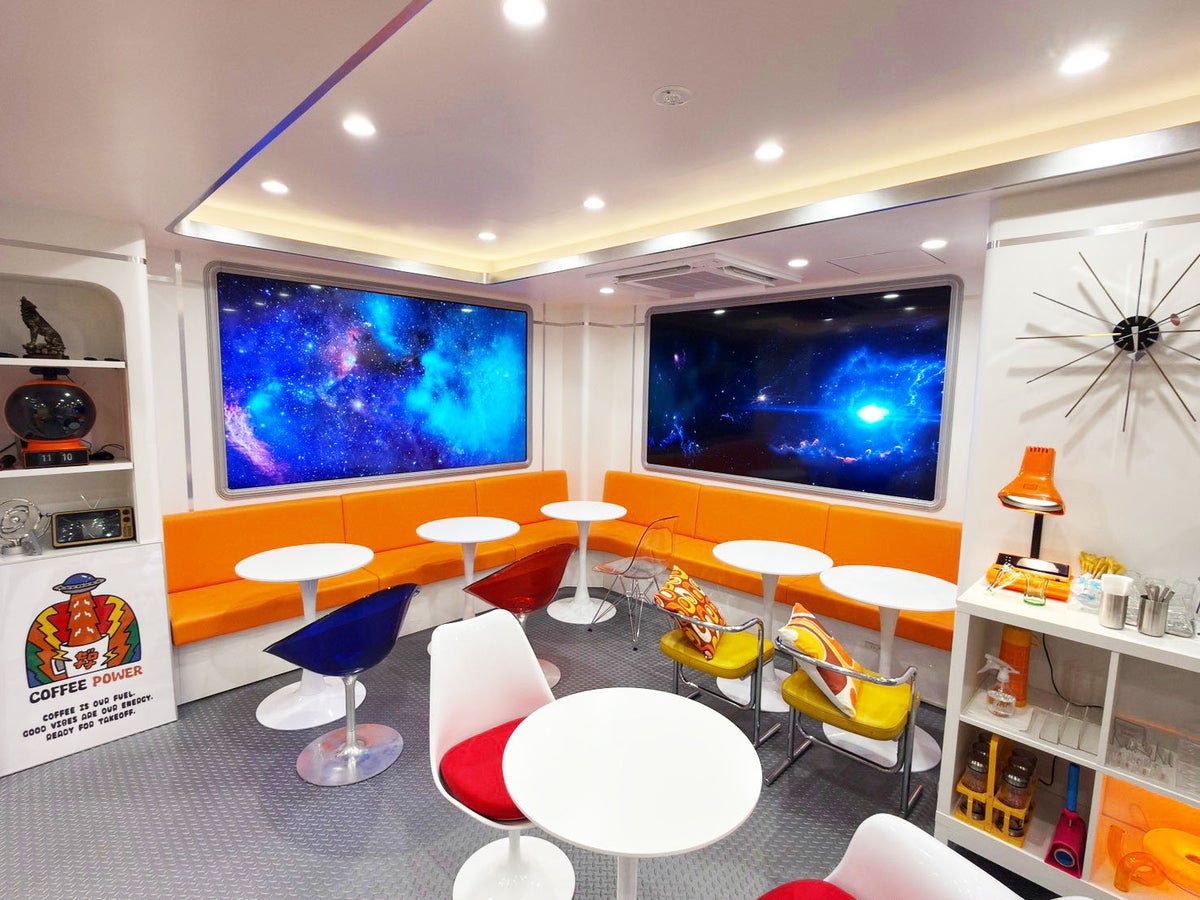 The interior space expresses the concept of a spaceship 'UTØPHIA' landing in Nakano.