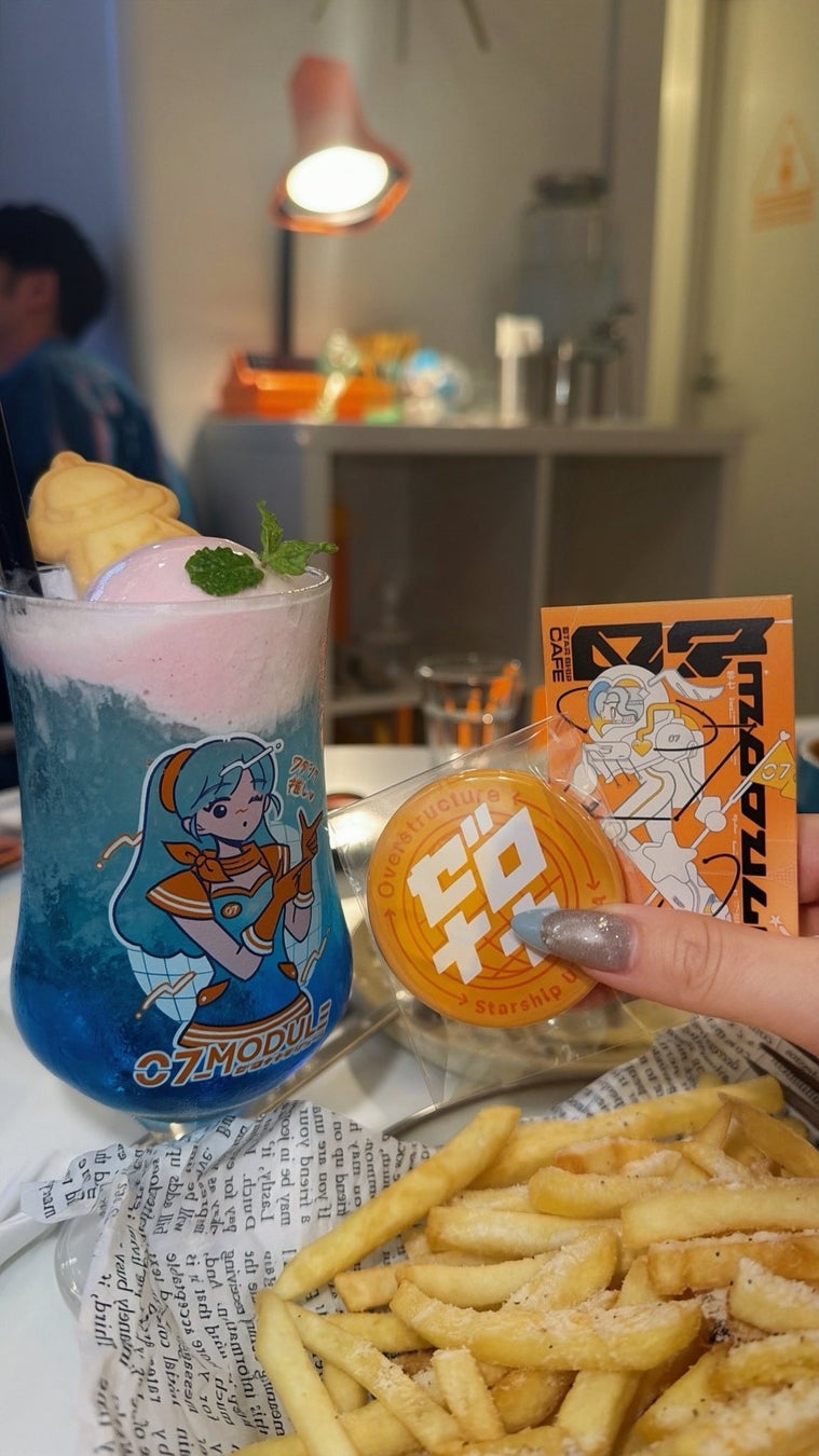 Take photos with your favorite goods like acrylic stands and trading cards along with the 'Oshi Activity Float'