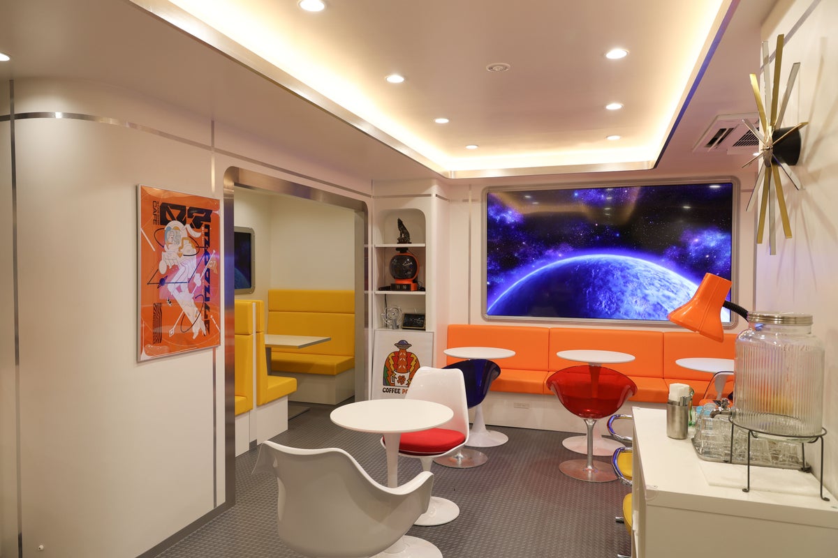 In the evening, the lighting is dimmed for a calm atmosphere. Alcohol is also served, so you can relax.