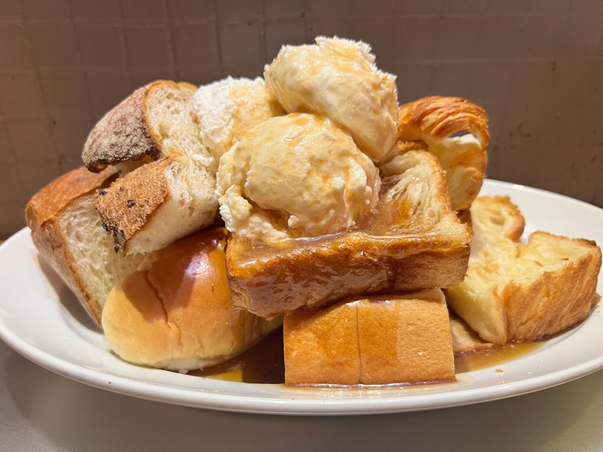 ¥550 Bread Buffet at Wagyu Shokudo waigaya[s] in Shinjuku, Tokyo September 16