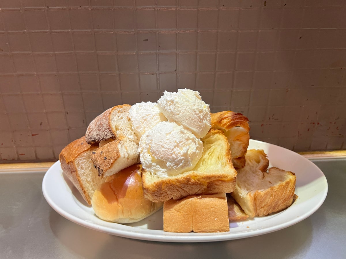 ¥550 Bread Buffet at Wagyu Shokudo waigaya[s] in Shinjuku, Tokyo September 16