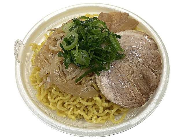 ■Sapporo Sumire supervised Rich Salt Ramen priced at ¥580 (tax included ¥626.40). Available nationwide. A salt ramen from Sapporo's popular Sumire, featuring a clear chicken and pork broth with garlic and lard, delivering a rich and punchy flavor.