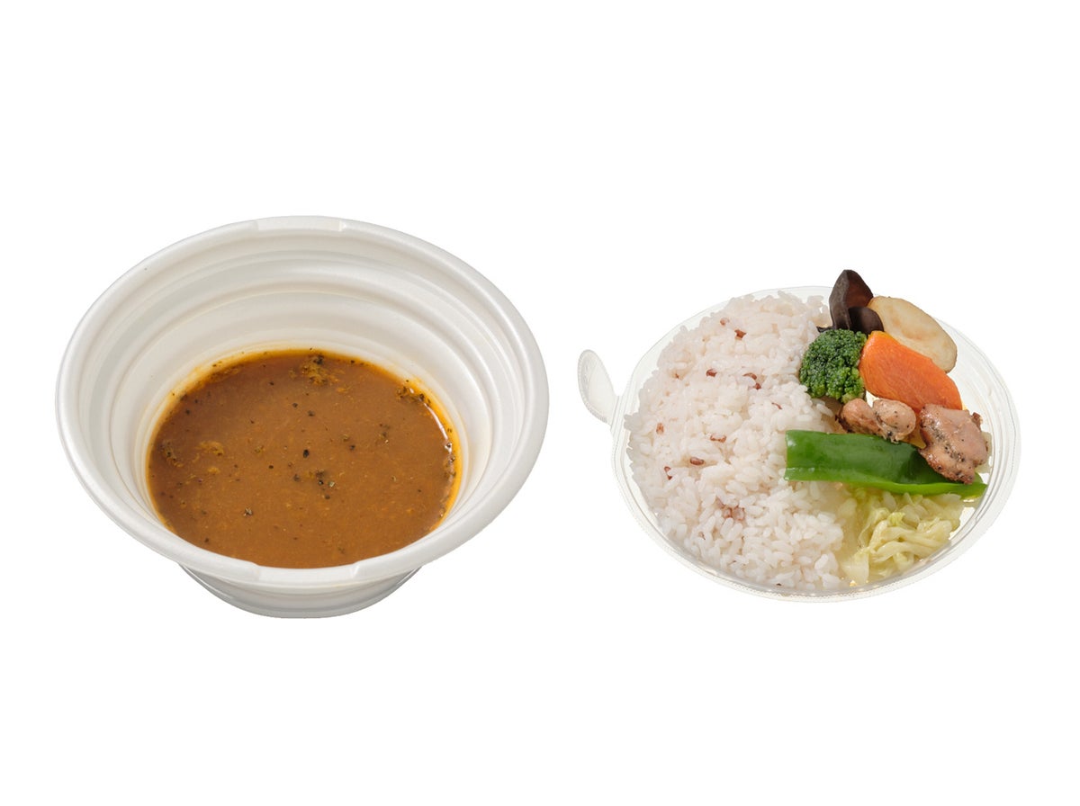 ■Soup Curry with Chicken and Vegetables supervised by Suage priced at ¥648 (tax included ¥699.84). Available nationwide. Spicy curry packed with chicken and vegetables, topped with grilled chicken, fried potatoes, and carrots for a hearty meal.